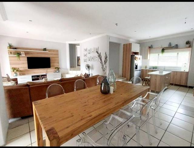 4 BEDROOM HOUSE FOR SALE IN HEUWELOORD